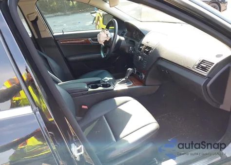 2008 Mercedes-Benz C 300 Luxury/Sport z USA, uszkodzony, nr VIN WDDGF54X68R010384